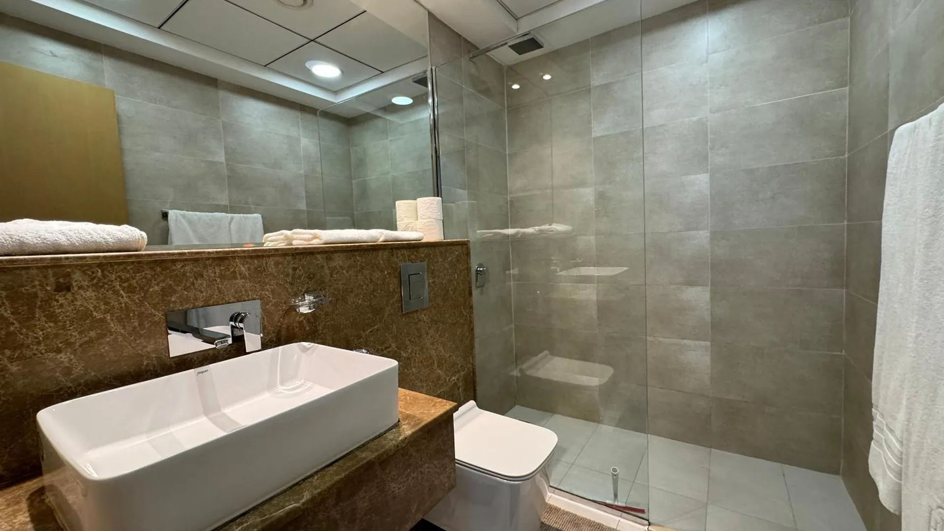 Cozy Modern Studio Oxford Residence Dubai